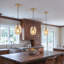 Ensemble de 2 luminaires suspendus en verre ondulé, luminaire suspendu moderne en verre transparent irrégulier avec finition laiton, culot E26, idéal pour un îlot de cuisine, une chambre, une salle à manger ou un bar.