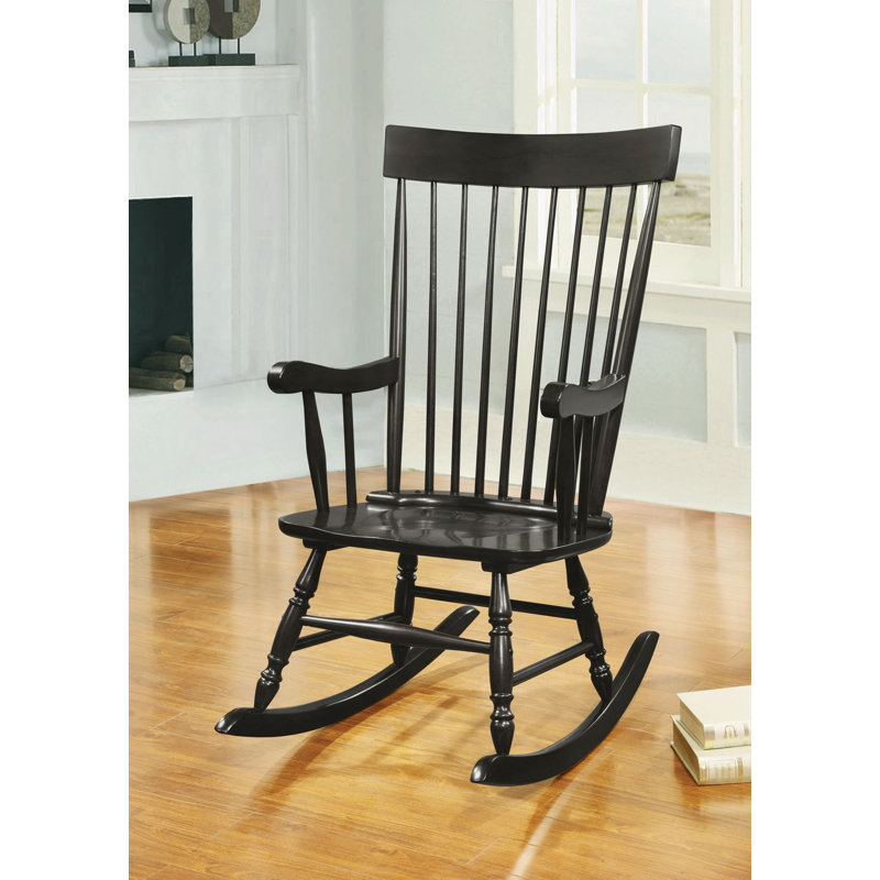 Chaise berçante en bois avec dossier à lattes et accoudoirs