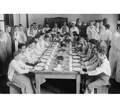 « navals », reproduction de photo sur une longue table avec bol à l’avant