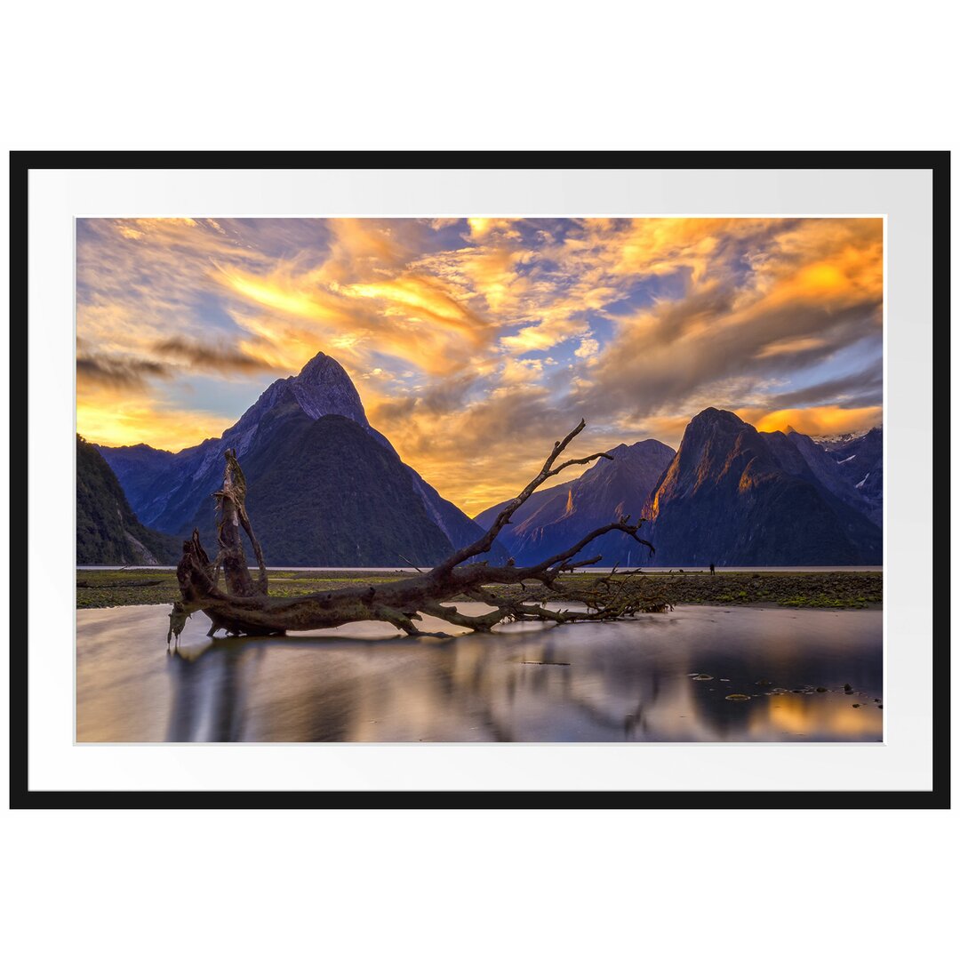 Gerahmtes Poster Baum in Berglandschaft