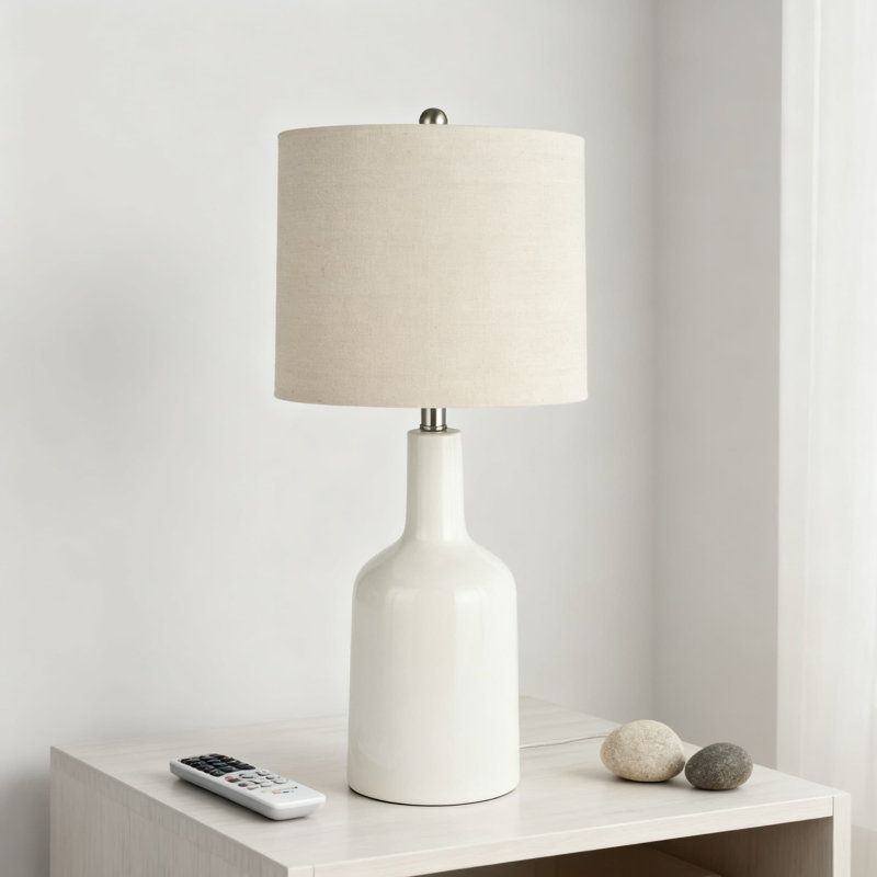 Lampe de table en céramique Nourison Home avec finition blanche brillante pour le chevet, le salon et le vestibule, style moderne et transitionnel