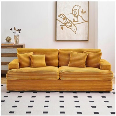Canapé 88,58 po en velours côtelé 3 places, spacieux et confortable. Jumelé à 4 coussins décoratifs de la même couleur, il ajoute une touche d'élégance à un salon moderne. Orange