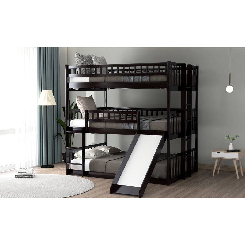 Triple lit superposé, offrant un espace de couchage supplémentaire, avec une structure stable conçue pour la durabilité, conception d'espace