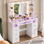 Bureau de meuble-lavabo avec miroir éclairé, 3 modes de couleurs, plateau en verre, 4 tablettes et prise de courant - coiffeuse de maquillage pour chambre à coucher-133931392-134071996