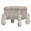 Et tabouret de chambre blanc et os avec garniture cloutée décorative élégante