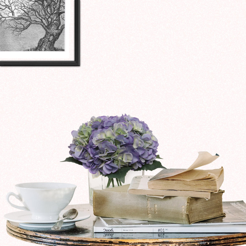 Fleurs d'hortensia Winkle Perry dans un vase en verre avec aspect d'eau