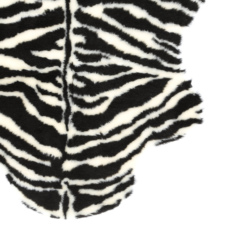 Tapis en fausse fourrure Zebra, Peau 2 pi 3 po x 3 pi 8 po