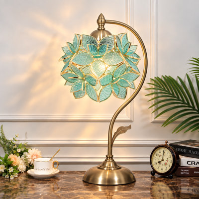 Lampe de table Tiffany de 43 cm de hauteur, en verre coloré à motifs floraux, avec abat-jour artisanal en forme de pétales de fleurs vertes et base en métal plaqué. Lampe de chevet vintage idéale pour la chambre, le salon et le bureau.