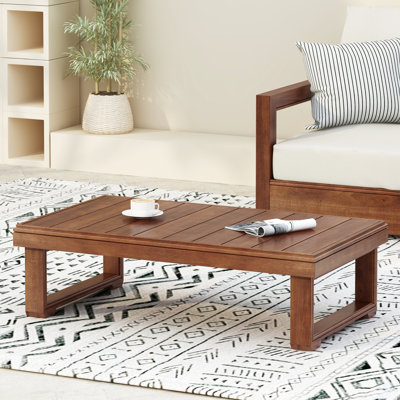 Table basse rustique d'extérieur en bois, plateau à lattes, pieds traîneaux, couleur, largeur du plateau : 56 cm (teinté), profondeur : 95,5 cm, hauteur : 29 cm