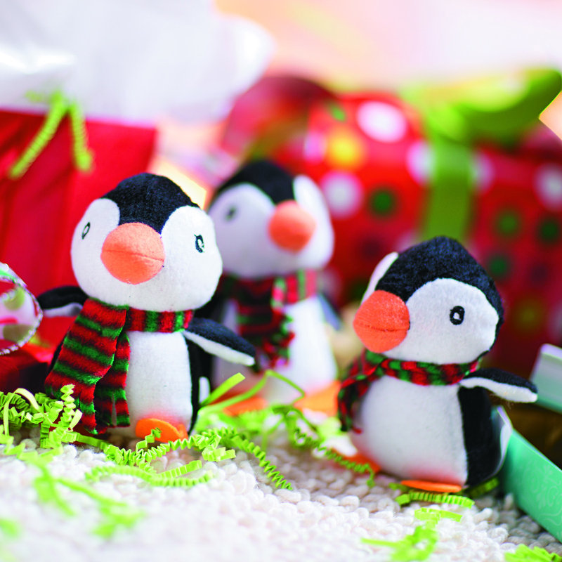 Pingouin en peluche avec écharpe à carreaux