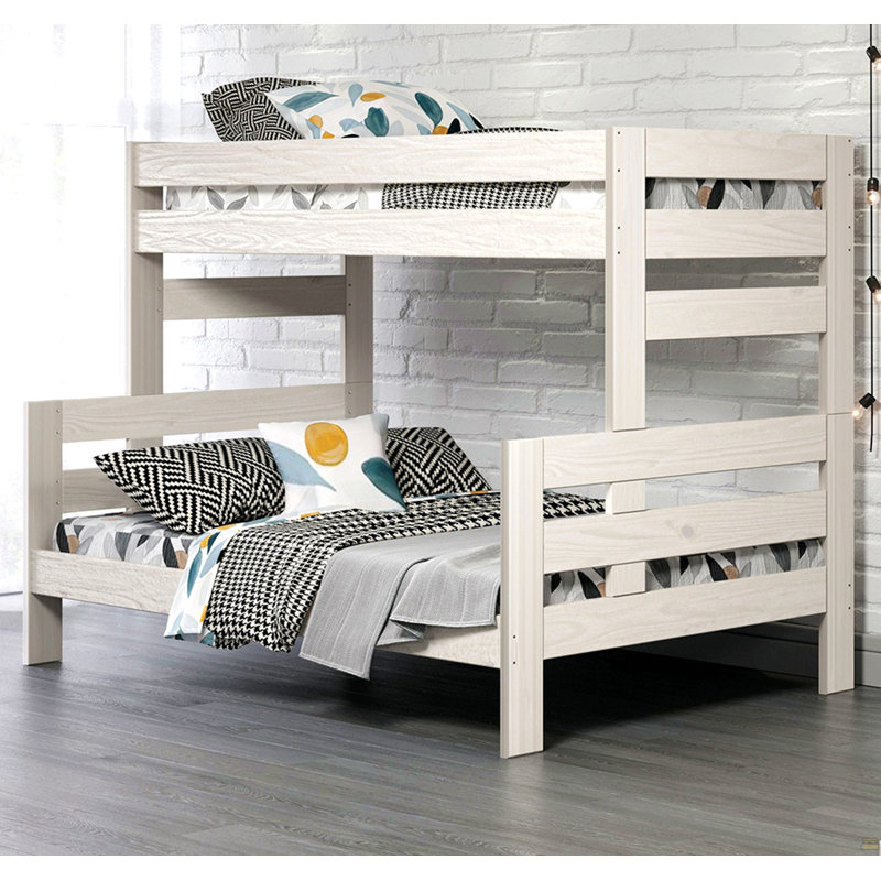 Lit superposé avec planches en bois et échelle