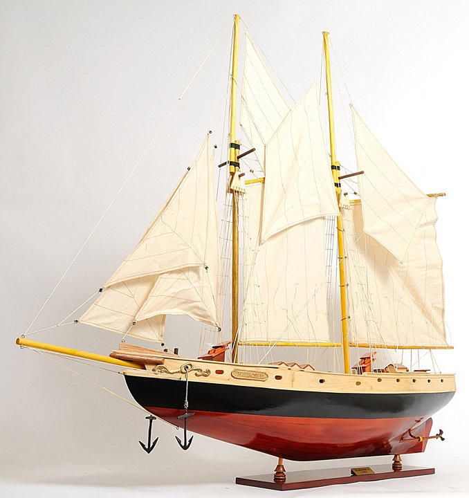 Grand bateau miniature Bluenose Ii, H 33 po x l 38 po x P 6,5 po