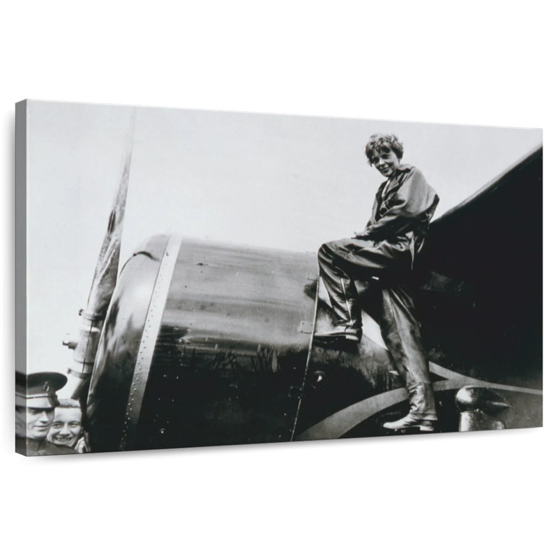 Amelia Earhart, H 8 po x l 12 po
