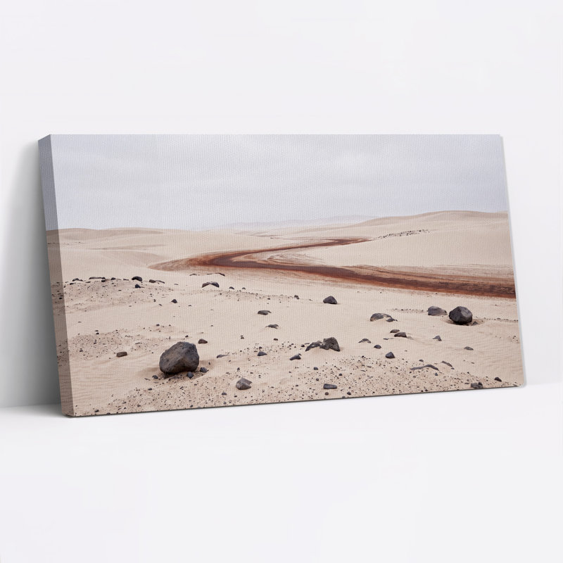 Dunes de sable avec route rouge et roches foncées, art mural sur toile, L 58 po x H 28 po