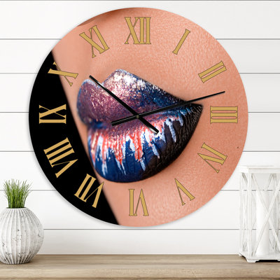 Creative and Fashion Make Up On Woman Lips - Horloge murale moderne