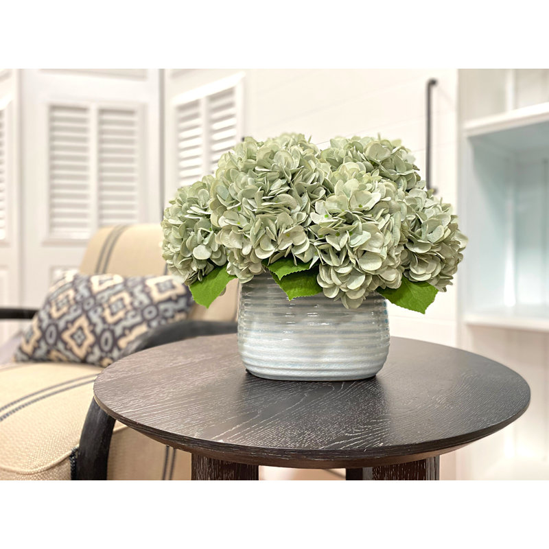 Hortensias disposés dans un vase en céramique