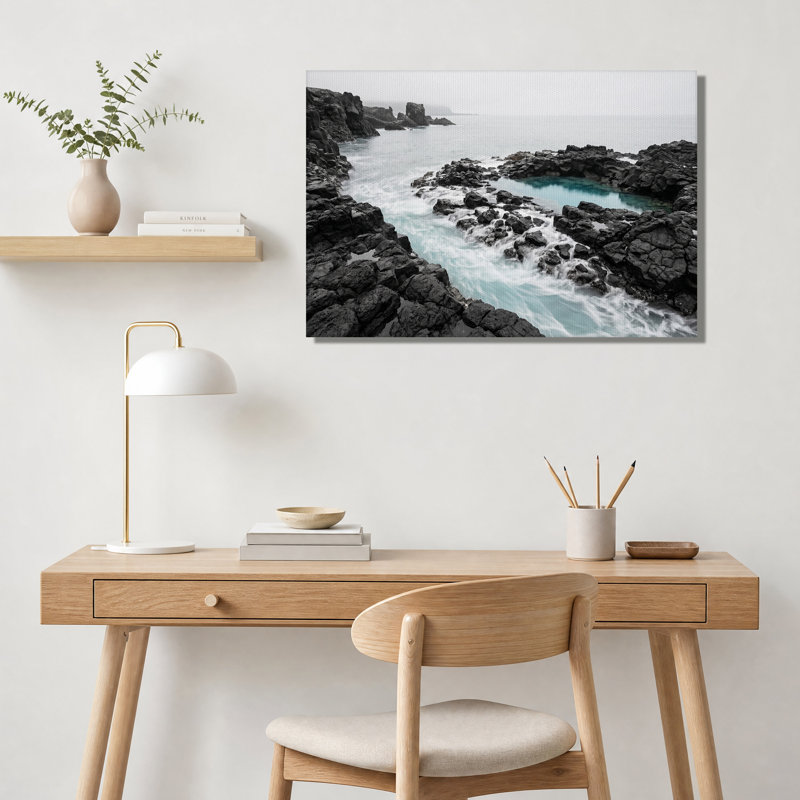 Tableau sur toile représentant une côte rocheuse sombre aux vagues turquoise écumeuses, 12"H x 18"W