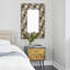 Miroir mural en bois beige avec motif de losanges