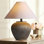 Lampe de table Iftikar rustique en grès avec texture verticale, abat-jour en lin et ampoule incluse
