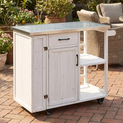 Îlot de cuisine extérieur avec plateau en acier inoxydable, structure en bois de sapin, armoire à épices, porte-serviettes et roues verrouillables pour patio, cour arrière