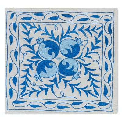 Housse de coussin en soie brodée à la main, housse de coussin décoratif en dentelle Suzani en couleurs crème et bleue. 18 x 19 po