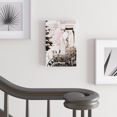 «Pink and White Ballons In City» - Photographie sur toile tendue