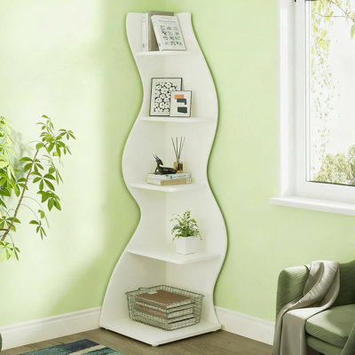 Bibliothèque murale d'angle à 5 niveaux avec rangement robuste pour les livres et la décoration dans des espaces compacts.