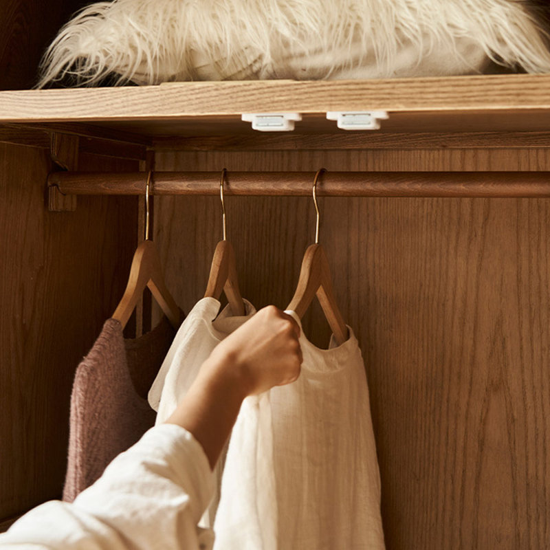 Armoire de rangement en bois et rotin