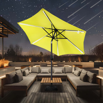 Parasol de patio d'extérieur 7,5 pi avec lumières de douche Météor, parapluies de marché lumineux de 90 pouces avec 108 lumières solaires à DEL, bouton inclinable et manivelle