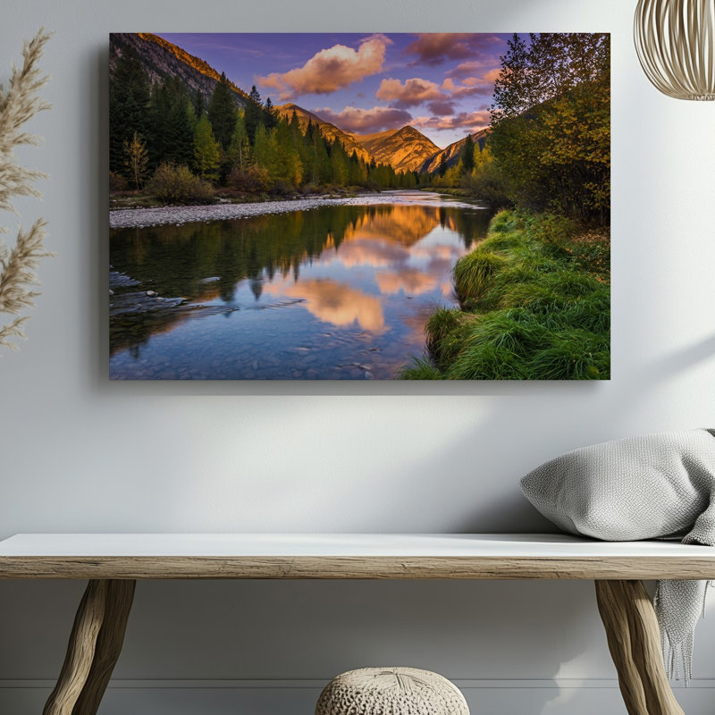Toile, "Un paysage serein mettant en vedette une rivière tranquille qui serpente à travers un art mural Lush Valley entouré de montagnes majestueuses sous un art mural"
