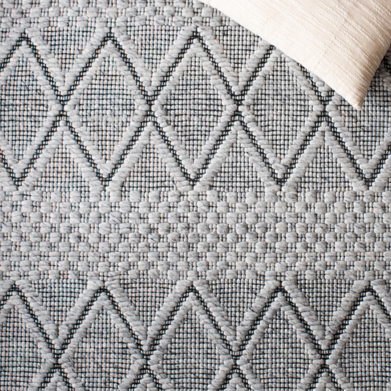 Geometric Handmade Handwoven Wool Area Rug in Grey, Rectangle 4' x 6'