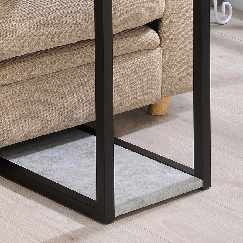 Table en ciment et en-cas