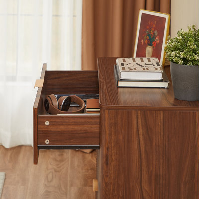 Commode 3 tiroirs cannelés, commode haute Mid-Century avec rainures verticales, armoire de rangement avec poignées en métal pour le salon de la chambre à coucher, noyer