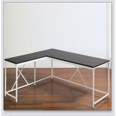 Bureau en coin Olympus en bois et métal avec des matériaux écologiques, durables et élégants pour les espaces de travail modernes.