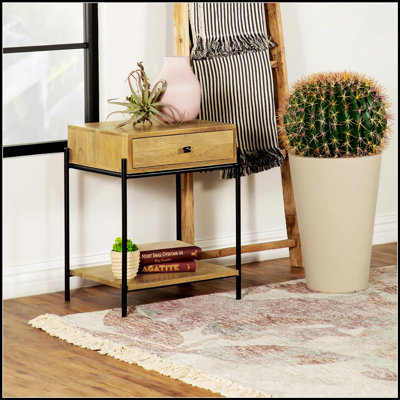 Table d'appoint à 1 tiroir en bois de manguier naturel avec tablette inférieure, alliant charme rustique et style industriel moderne pour une utilisation polyvalente.