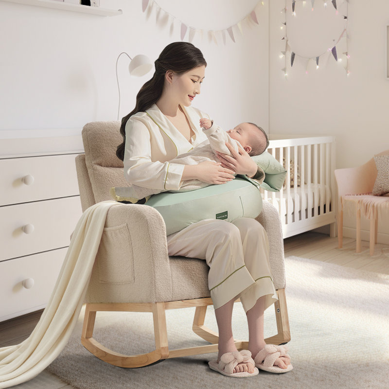 Chaise berçante moderne - dossier haut, accoudoirs, poches latérales, détails en molleton, pieds robustes en bois, Beige