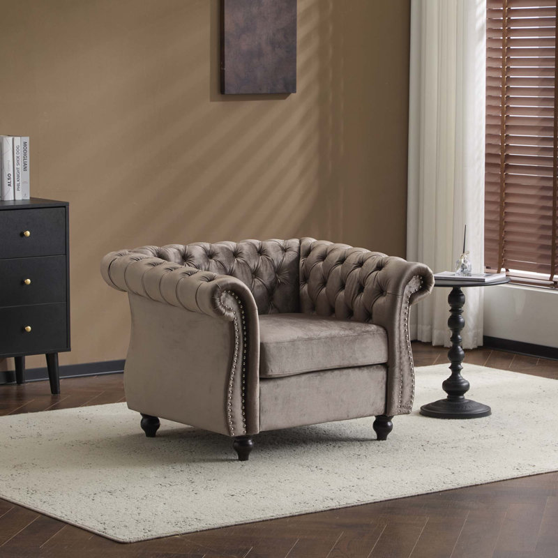 Fauteuil club traditionnel Chesterfield avec capitonnage à boutons profonds, accoudoirs roulés et garnitures cloutées