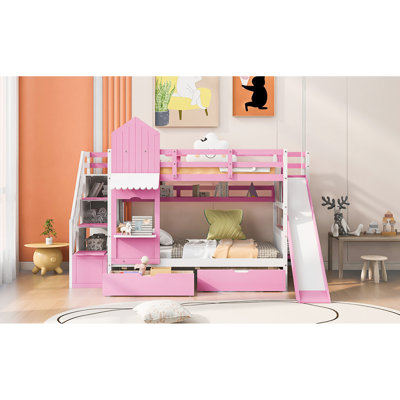 Le lit superposé simple rose avec 2 tiroirs, 3 tablettes et une glissoire en bois de pin ajoute un élément amusant et inspirant à la chambre à coucher fonctionnelle