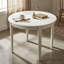 Ensemble de salle à manger rond 5 pièces en bois d'hévéa blanc lin avec chaises Parson rembourrées en tissu lin fumé et dossiers capitonnés.