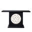 Console moderne noire avec accents dorés, canapé étroit pour une entrée décorative et fonctionnelle