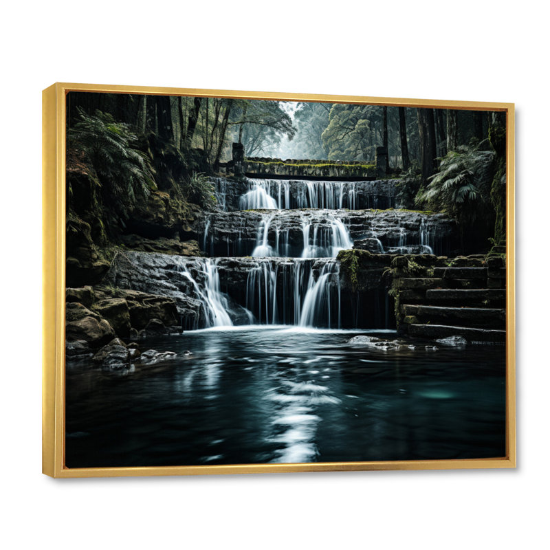 Cascade éternelle I - impression sur toile, Cadre flottant doré, H 24 po x l 32 po x P 1 po