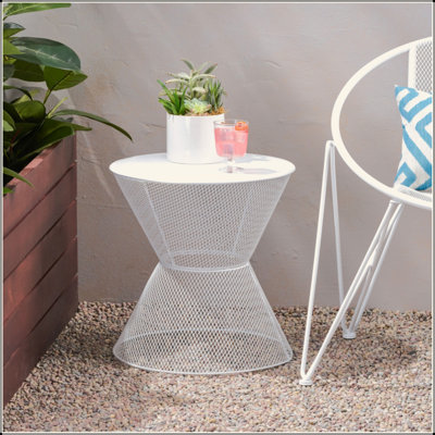 Charmante table d'appoint en bois rustique avec des détails complexes pour la décoration intérieure