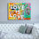 «Love Is Love» par Dean Russo, art mural sur toile