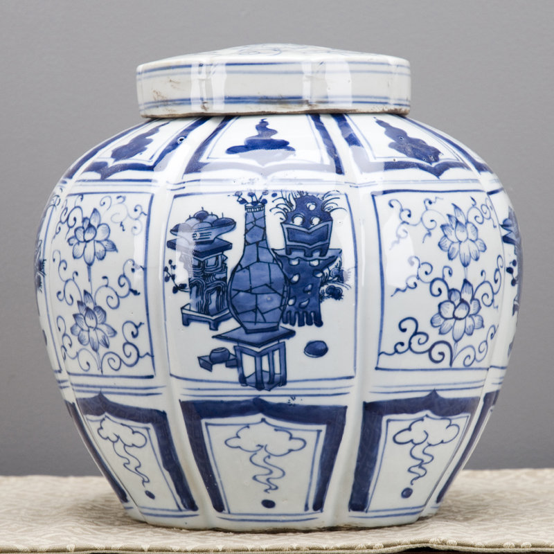 Scène de jardin bleue / blanche avec urnes à couvercle et pots