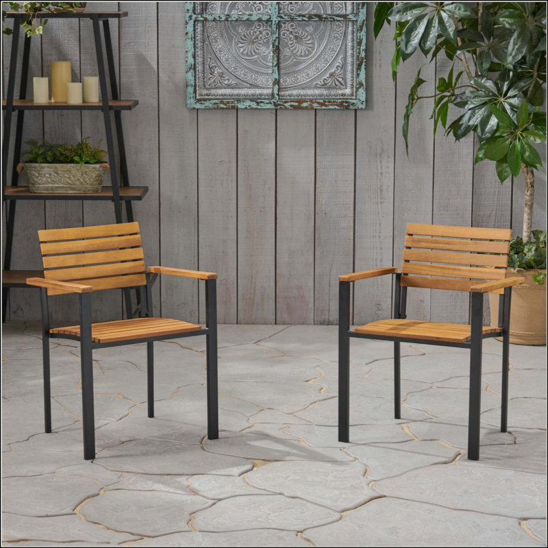 Élégantes chaises de salle à manger d'extérieur en bois et en métal avec un design durable en lattes d'acacia pour un décor de patio moderne