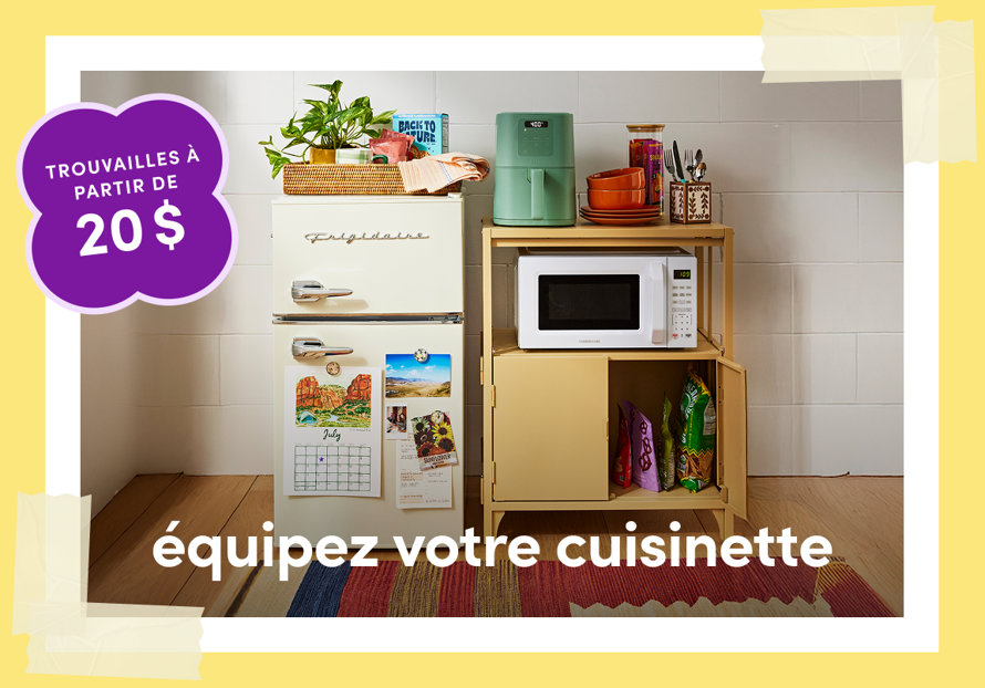 Image promotionnelle pour équiper votre kitchenette montrant un mini-réfrigérateur avec étagère de rangement, micro-ondes, friteuse à air et essentiels de cuisine. À partir de 20 $.