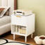Table de chevet blanche moderne à 22,23 po de hauteur, un tiroir et une tablette ouverte, une poignée décorative dorée, une solution d'organisation de chambre à coucher, une méthode d'assemblage simple et rapide