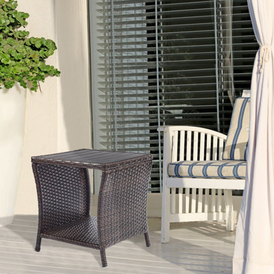 Ensemble de 2 petites tables de bout en rotin d'extérieur en osier brun pour le rangement extérieur avec plateau en bois et terrasse