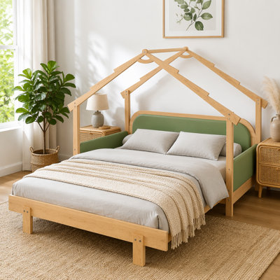 Lit simple en bois dans une cabane dans les arbres avec rails à coussins souples pour les enfants, les adolescents et une décoration polyvalente