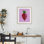 «Bright Speckled Strawberry», reproduction sous verre encadrée, design par Camila Juncos